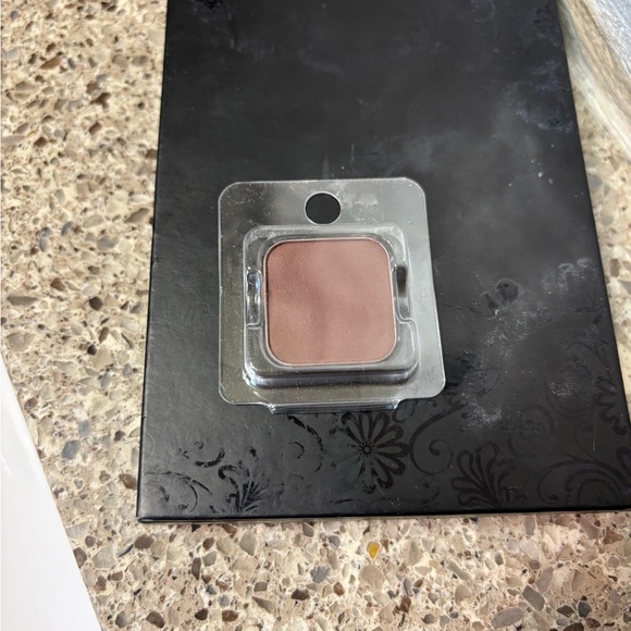 Elegant Revival Eyeshadow by Seint - Picture 1 of 3